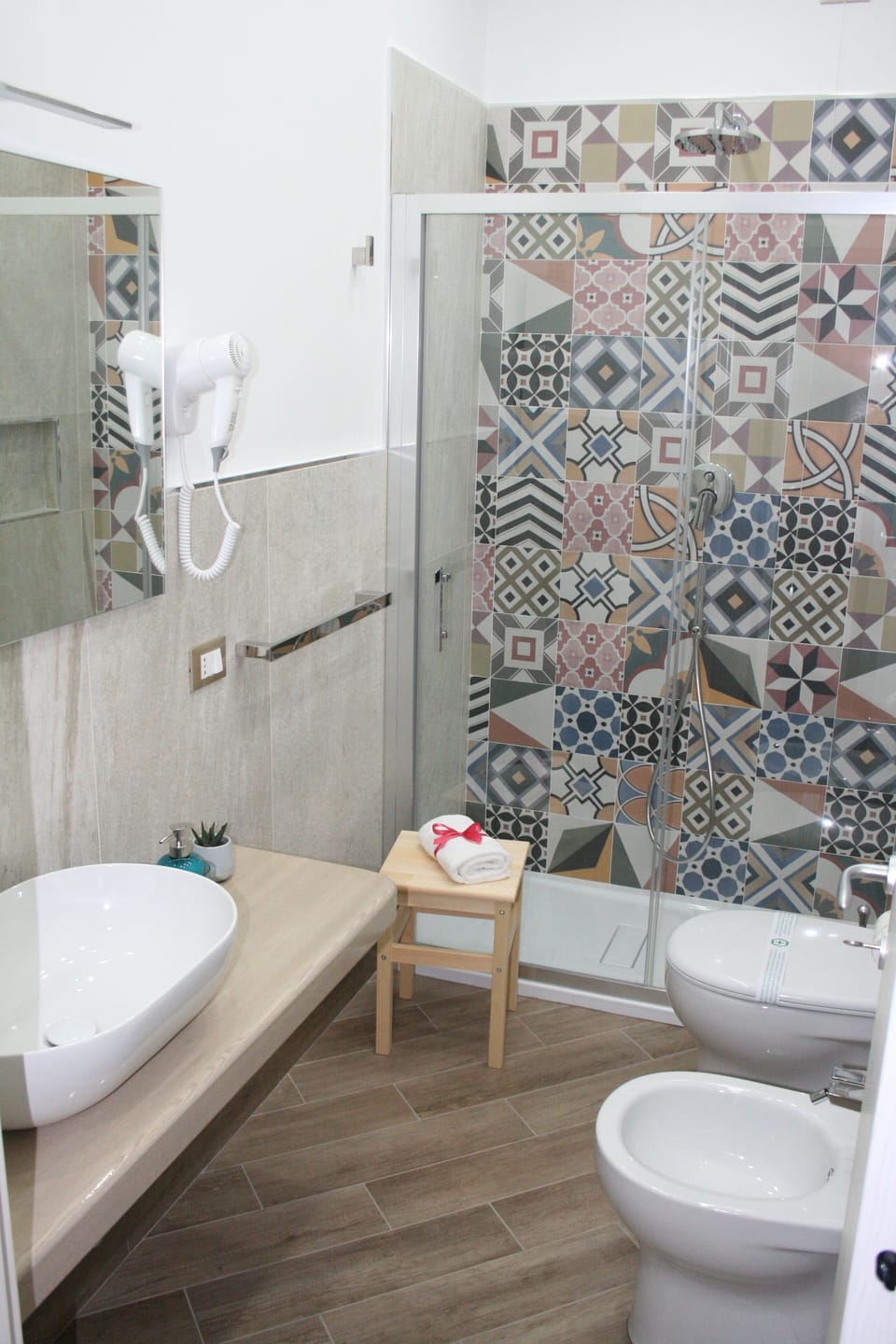 Basic Room | Bathroom | Shower, rainfall showerhead, free toiletries, hair dryer