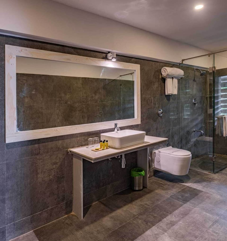Studio, 1 King Bed | Bathroom | Shower, rainfall showerhead, free toiletries, towels