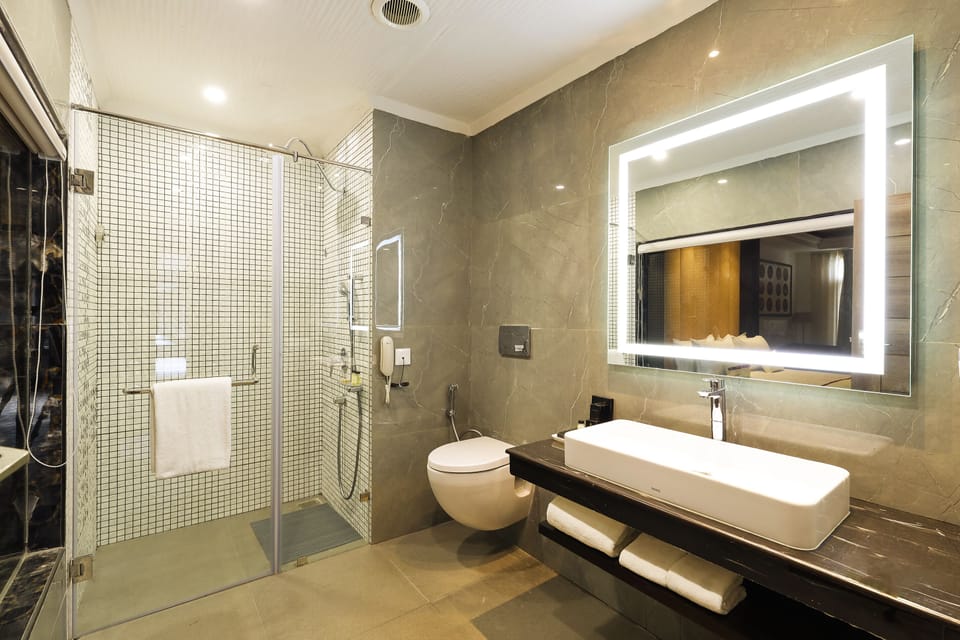 Executive Suite with Private Balcony | Bathroom | Shower, rainfall showerhead, eco-friendly toiletries, hair dryer
