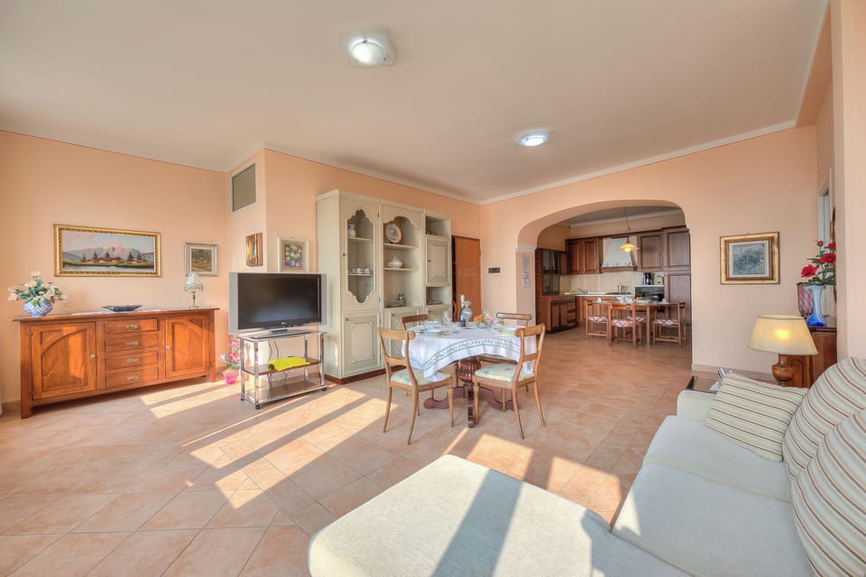 Standard Townhome, Multiple Bedrooms, 2 Bathrooms (Angela -Terrace & beautiful View lake) | Living area | 21-inch flat-screen TV with cable channels