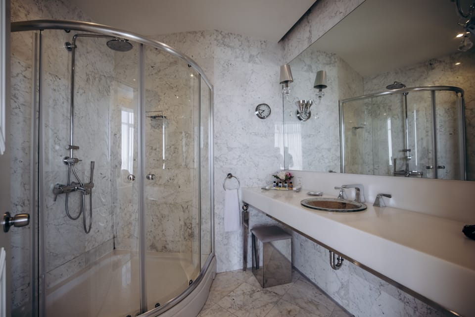 Suite | Bathroom | Free toiletries, hair dryer, bathrobes, slippers