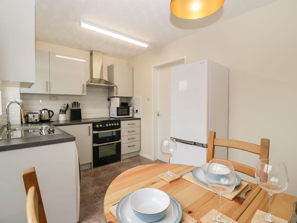 Cottage | Private kitchen | Fridge, cookware/dishes/utensils