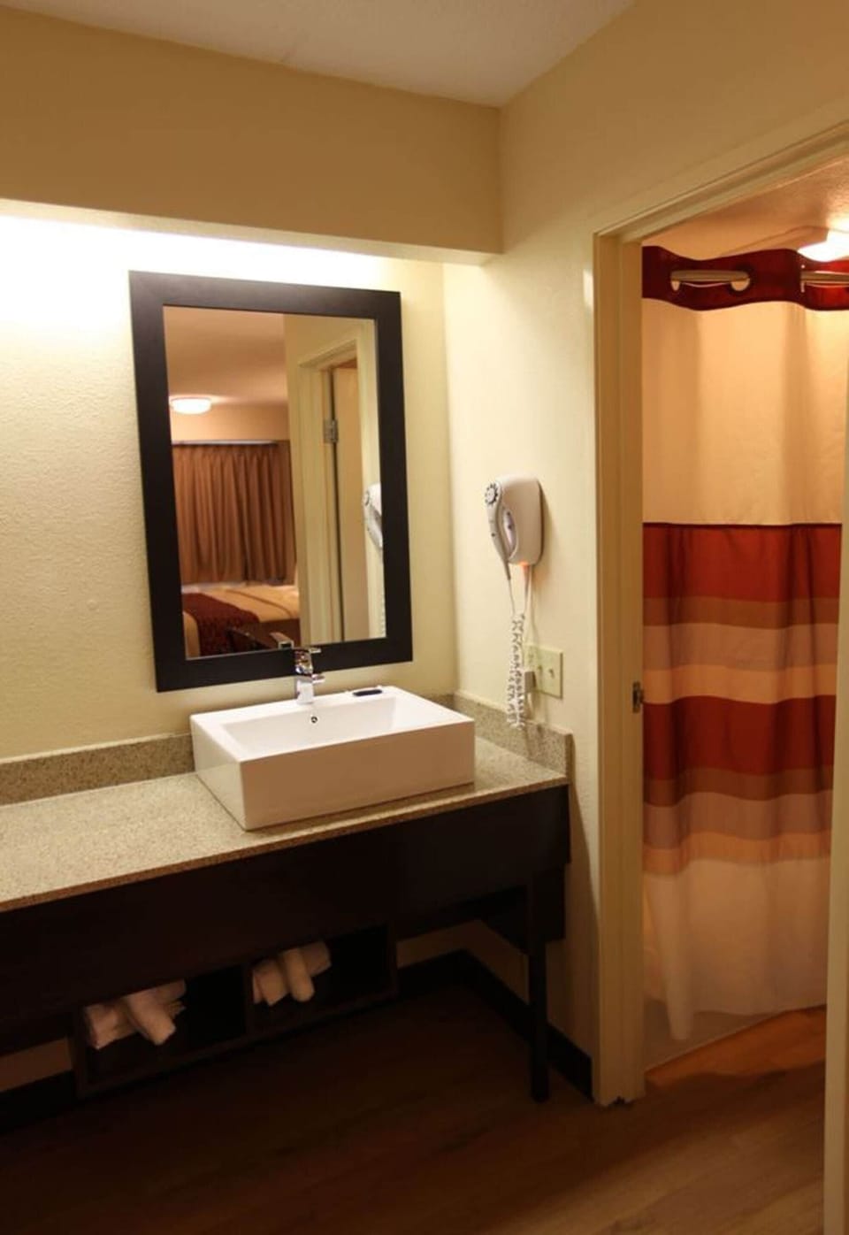 Combined shower/tub, free toiletries, hair dryer, towels