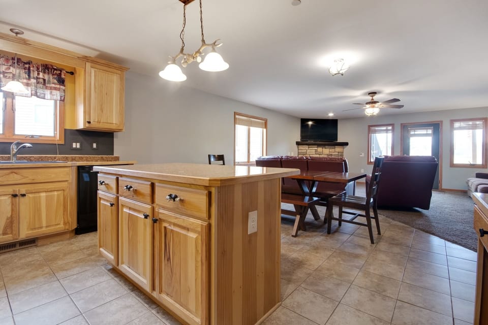 Condo, 3 Bedrooms | Private kitchen | Fridge, oven, coffee/tea maker