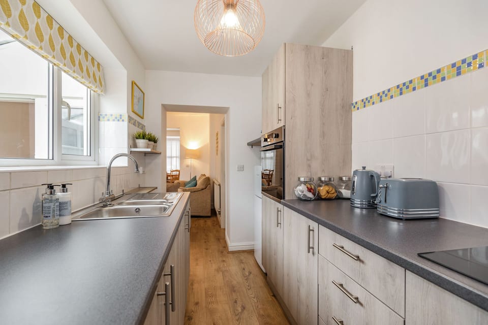 Cottage | Private kitchen | Fridge, dishwasher, electric kettle, toaster
