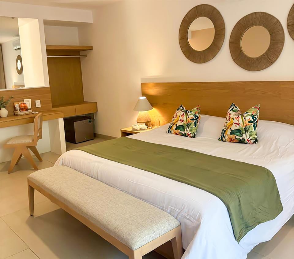 Premium Room, 1 King Bed | Premium bedding, minibar, in-room safe, soundproofing