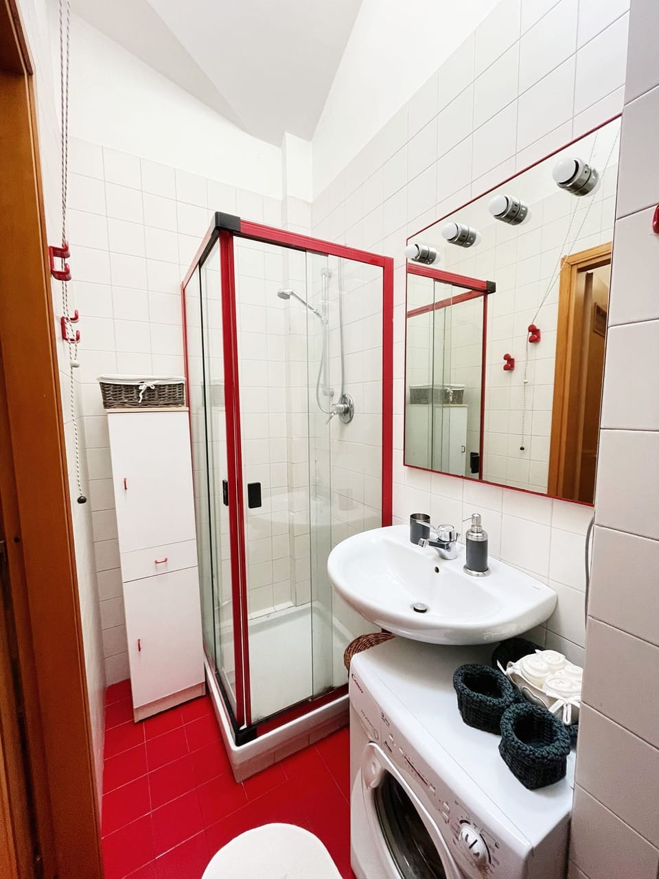 Studio | Bathroom | Shower, hair dryer, bidet, towels