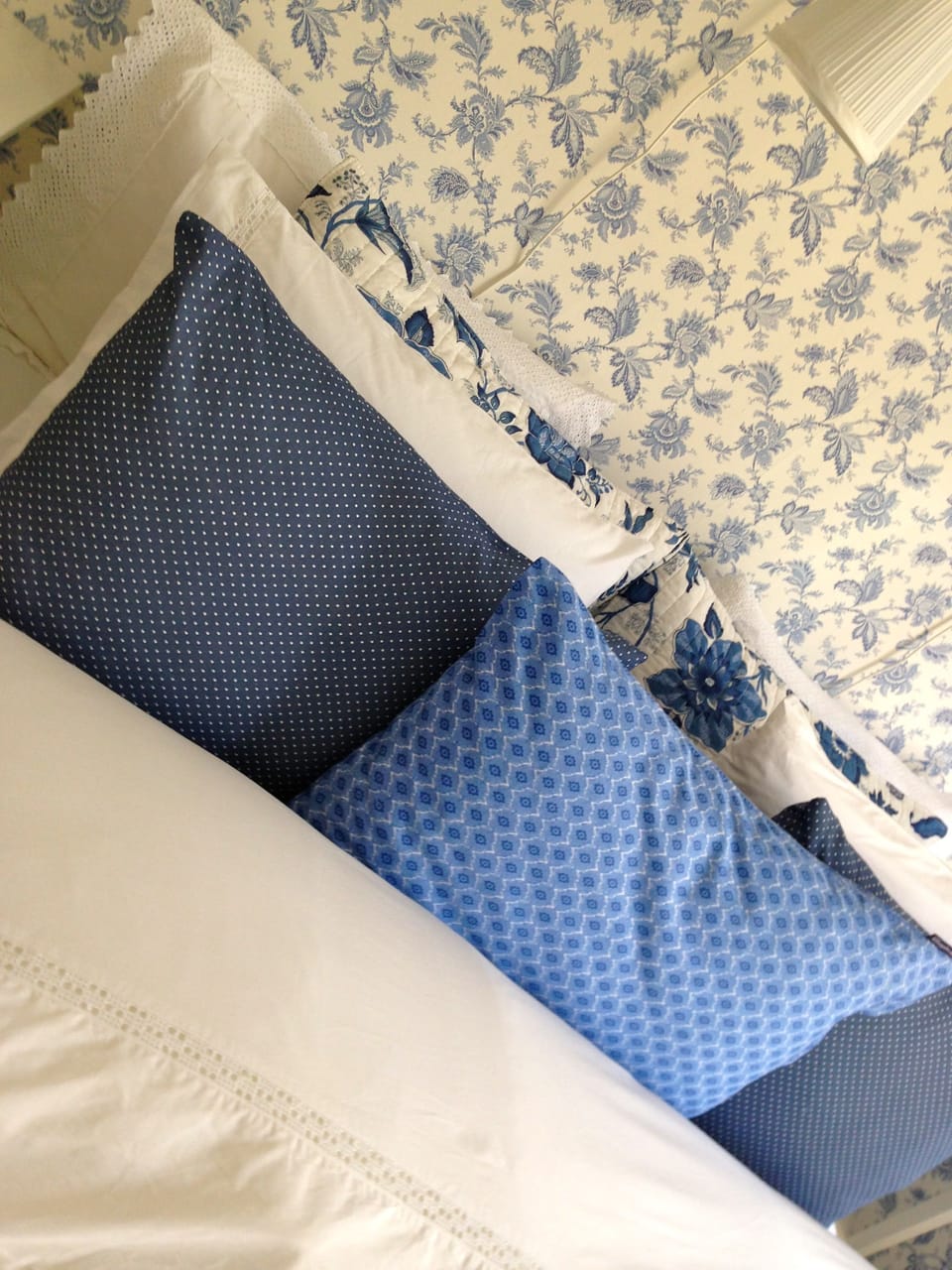 Suite | Iron/ironing board (on request), travel crib, WiFi (free), bed sheets