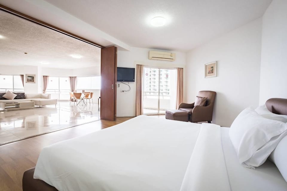 Grand Sea View | Minibar, free WiFi