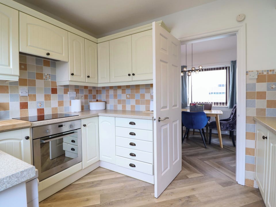 Cottage | Private kitchen | Fridge, microwave, dishwasher, electric kettle