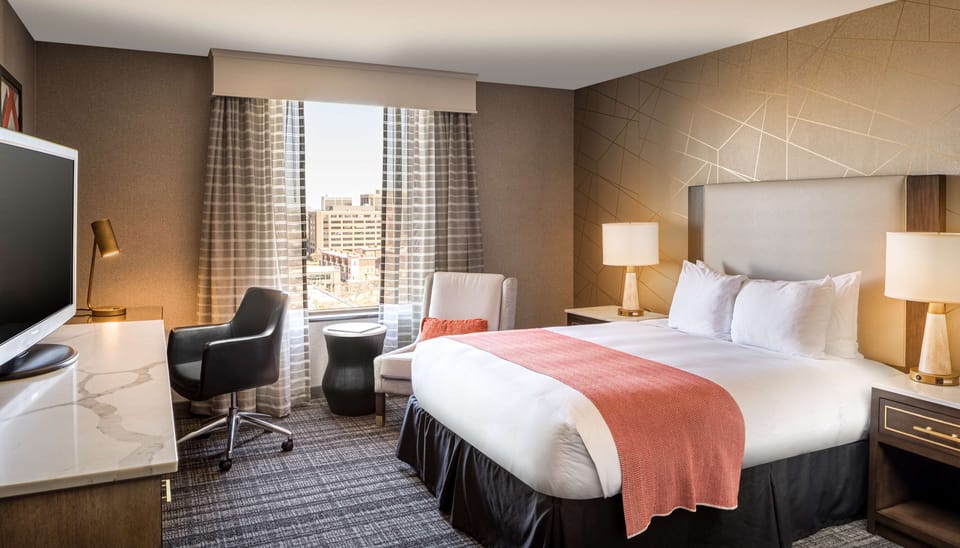 Executive Room, 1 Queen Bed, Accessible, Bathtub (Mobility & Hearing) | Premium bedding, down comforters, pillowtop beds, in-room safe