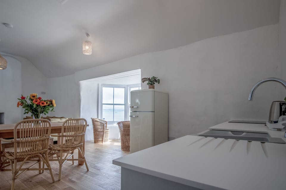 Cottage (2 Bedrooms) | Living area | 32-inch Smart TV with cable channels, TV, fireplace