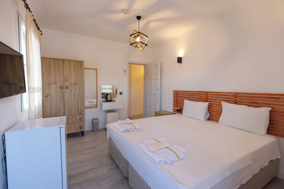 Executive Room, 1 Bedroom | WiFi (free), bed sheets