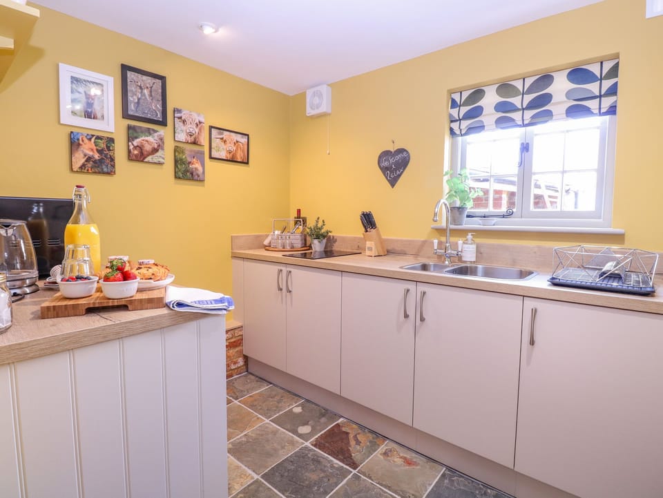 Cottage | Private kitchen | Fridge, electric kettle, toaster, cookware/dishes/utensils