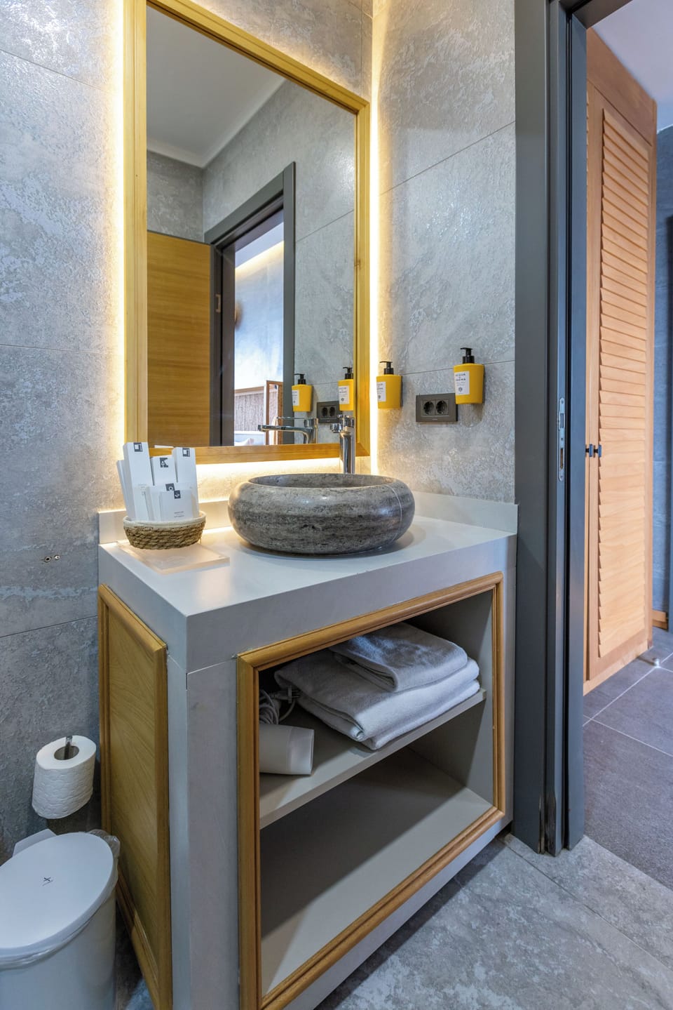 Superior Double Room | Bathroom | Shower, hair dryer, bathrobes, slippers