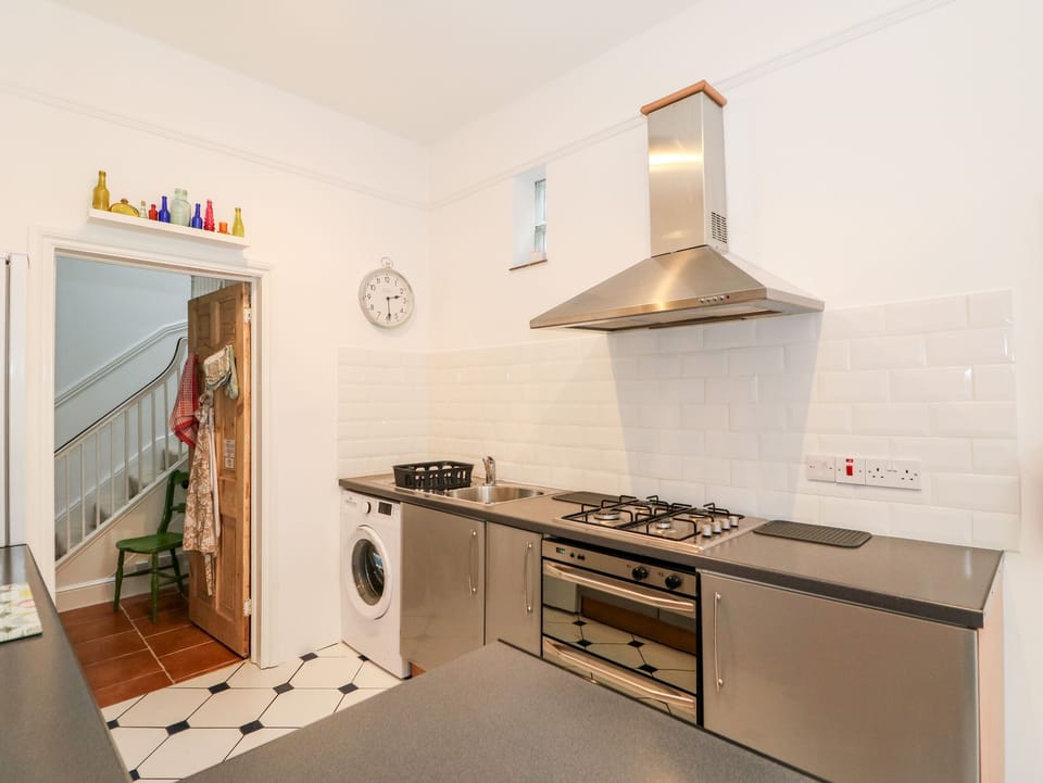 Cottage | Private kitchen | Fridge, electric kettle, toaster, cookware/dishes/utensils