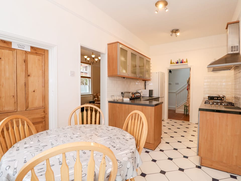 Cottage | Private kitchen | Fridge, electric kettle, toaster, cookware/dishes/utensils