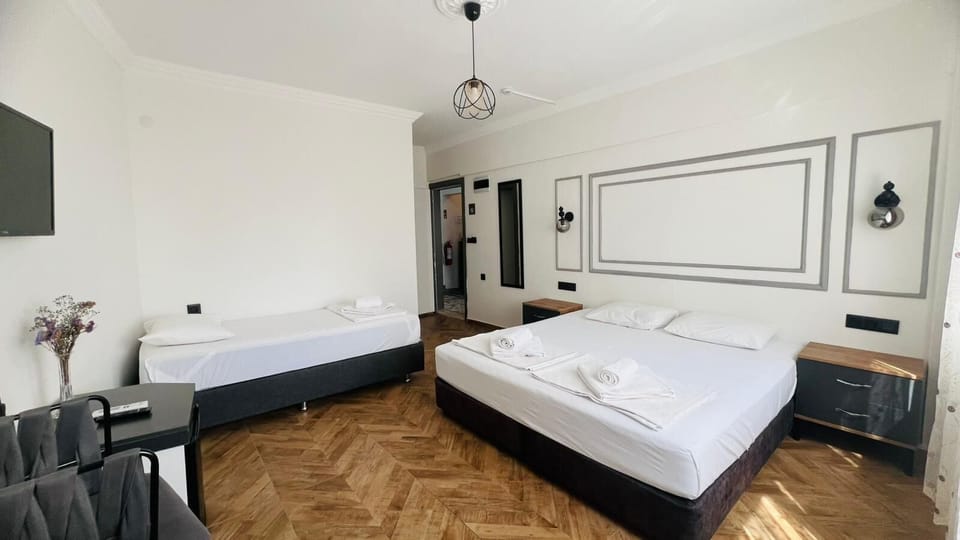 Deluxe Room | Minibar, blackout drapes, iron/ironing board, bed sheets