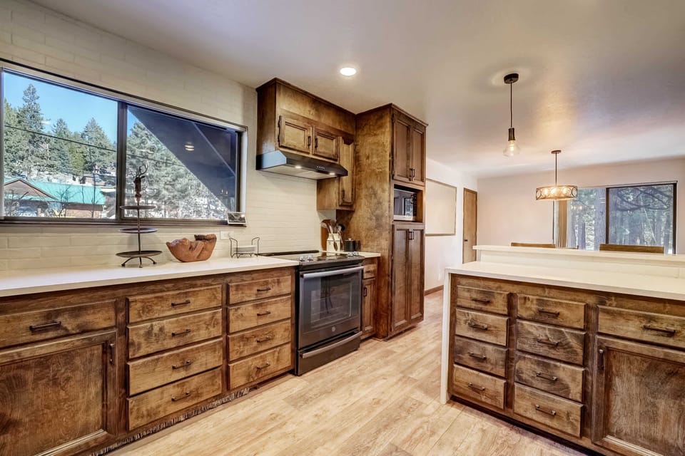 House, Multiple Beds, Fireplace, Mountain View (Singing Pines) | Private kitchen | Fridge, microwave, oven, stovetop