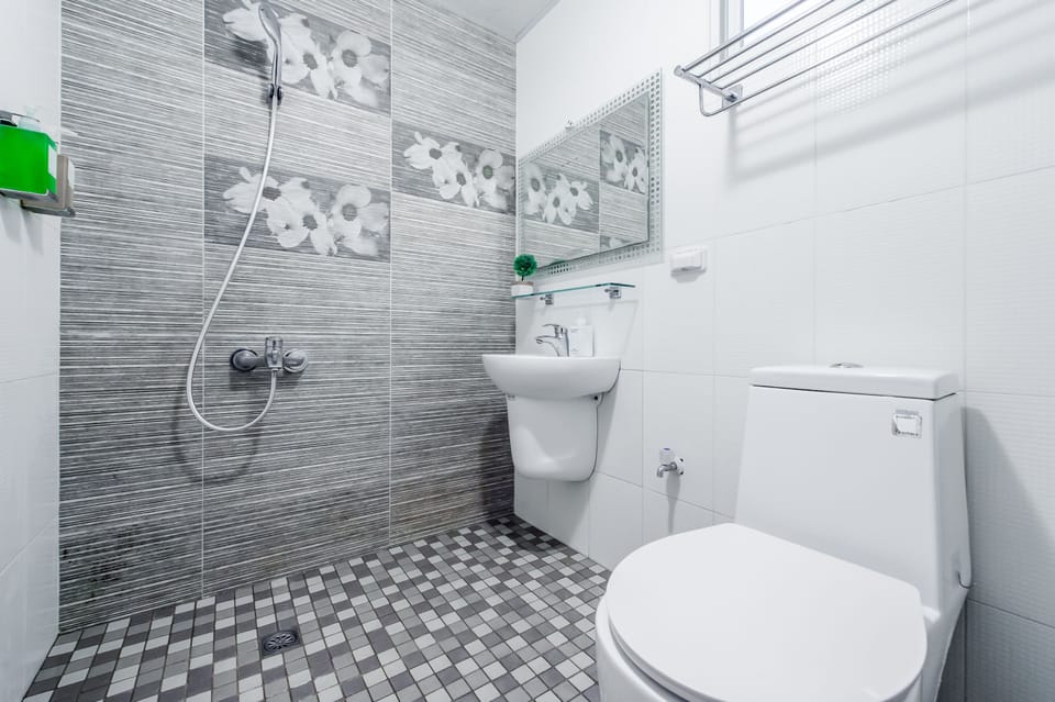 Deluxe Double Room, Balcony | Bathroom | Shower, hair dryer, slippers, towels