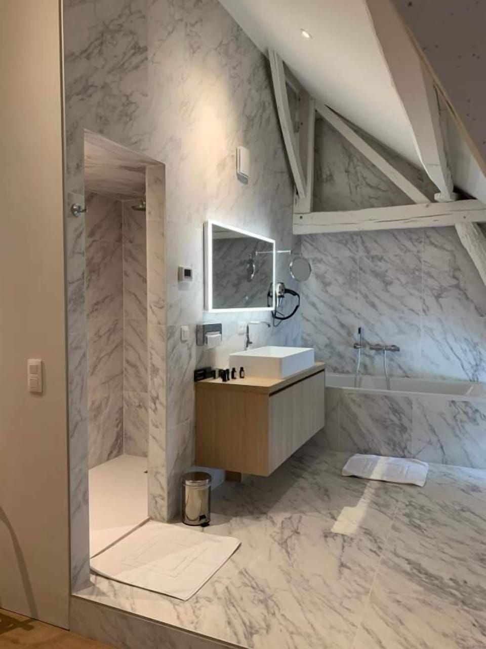 Deluxe Room | Bathroom | Free toiletries, hair dryer, bathrobes, towels