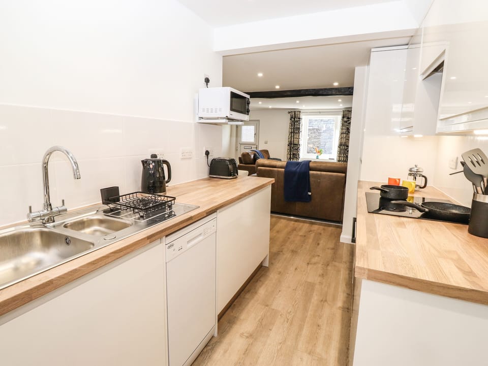 Cottage | Private kitchen | Fridge, dishwasher, electric kettle, toaster