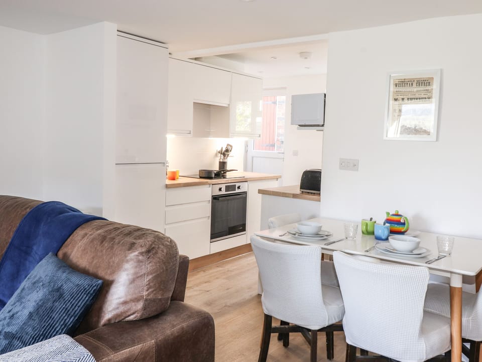 Cottage | Private kitchen | Fridge, dishwasher, electric kettle, toaster