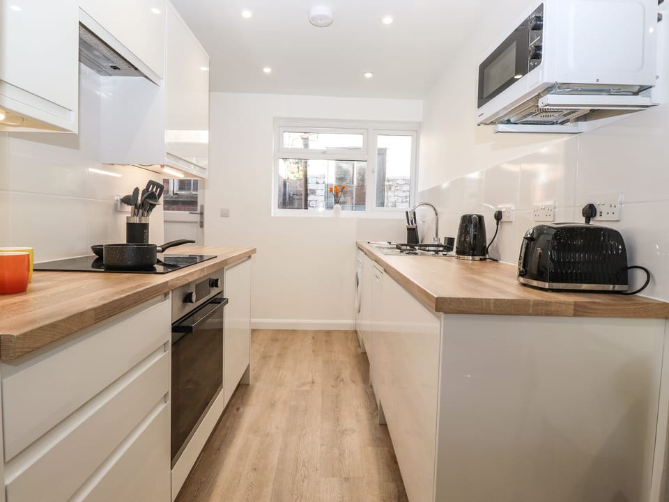 Cottage | Private kitchen | Fridge, dishwasher, electric kettle, toaster