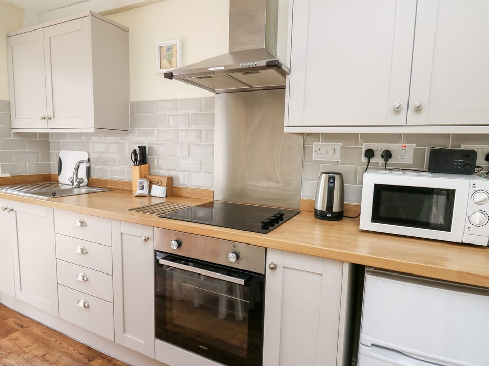 Cottage | Private kitchen | Fridge, microwave, electric kettle, toaster