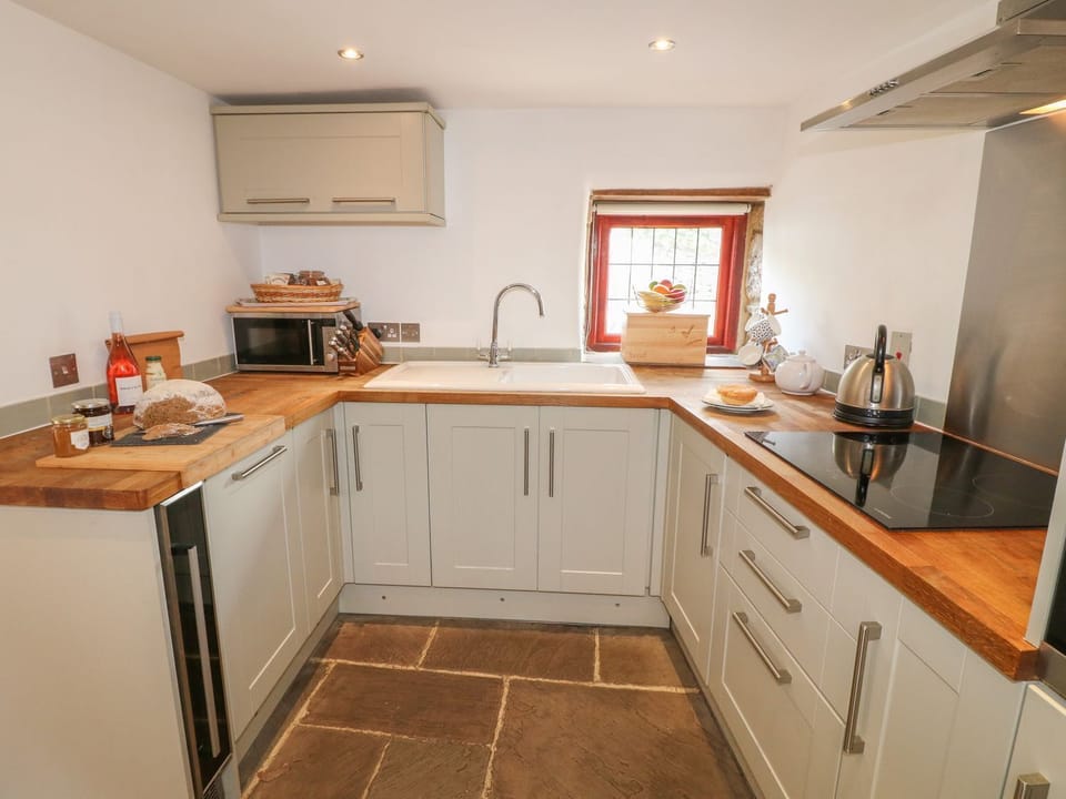 Cottage | Private kitchen | Fridge, microwave, dishwasher, electric kettle