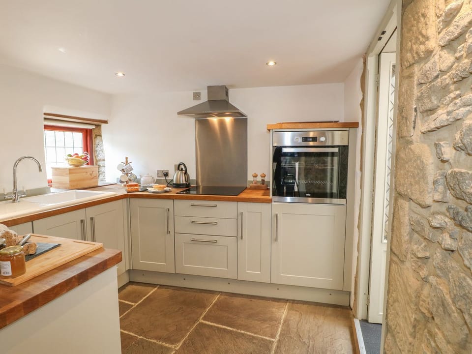 Cottage | Private kitchen | Fridge, microwave, dishwasher, electric kettle