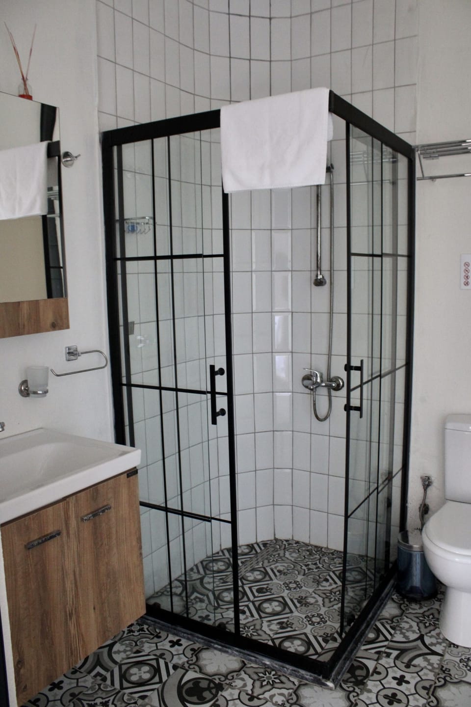 Deluxe Studio Suite | Minibar, desk, laptop workspace, bed sheets