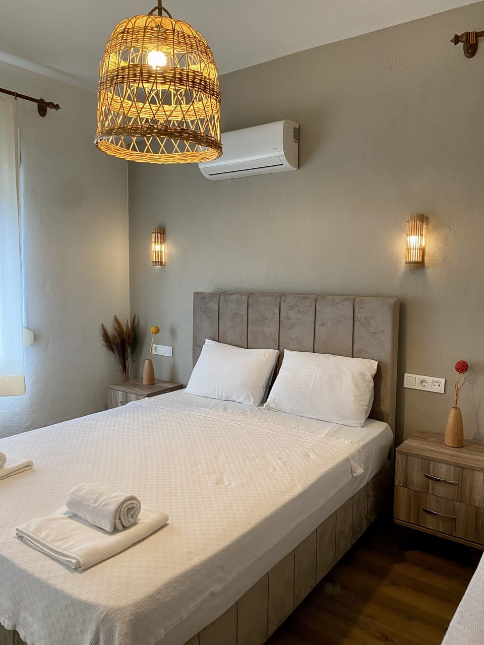 Classic Studio | Minibar, desk, laptop workspace, bed sheets
