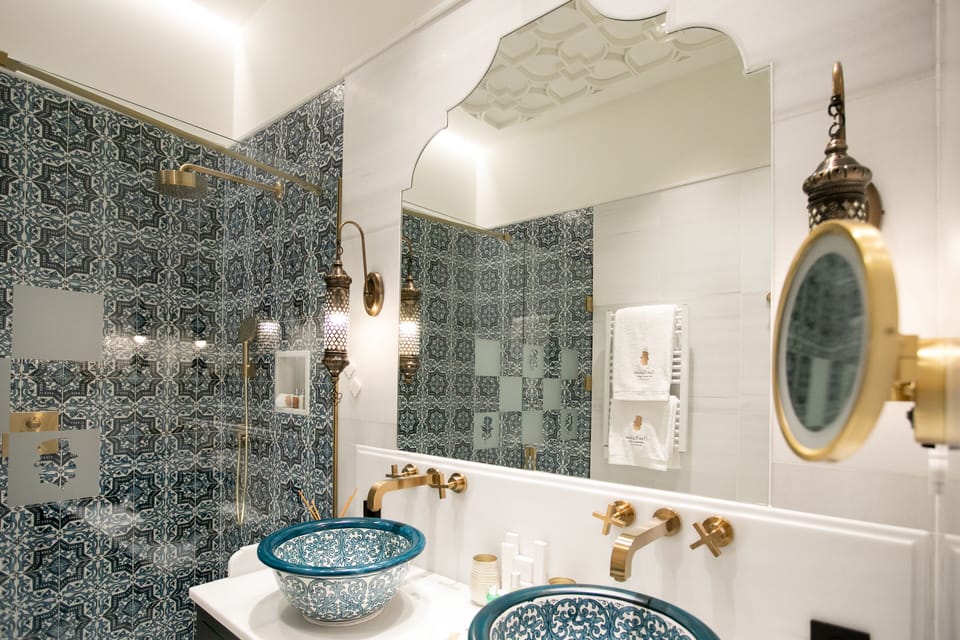 Deluxe Double or Twin Room, 1 Bedroom | Bathroom | Combined shower/tub, hair dryer, bathrobes, slippers