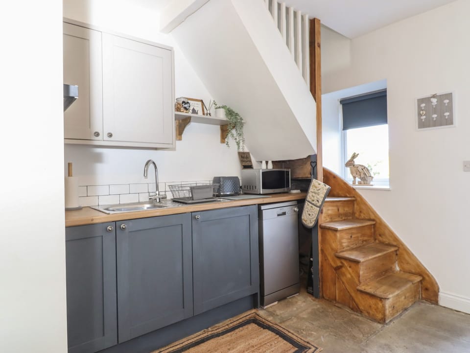 Cottage | Private kitchen | Fridge, microwave, dishwasher, electric kettle