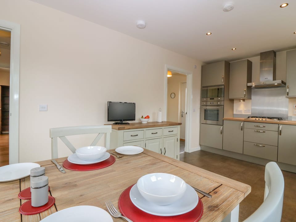 Cottage | Private kitchen | Fridge, dishwasher, electric kettle, toaster