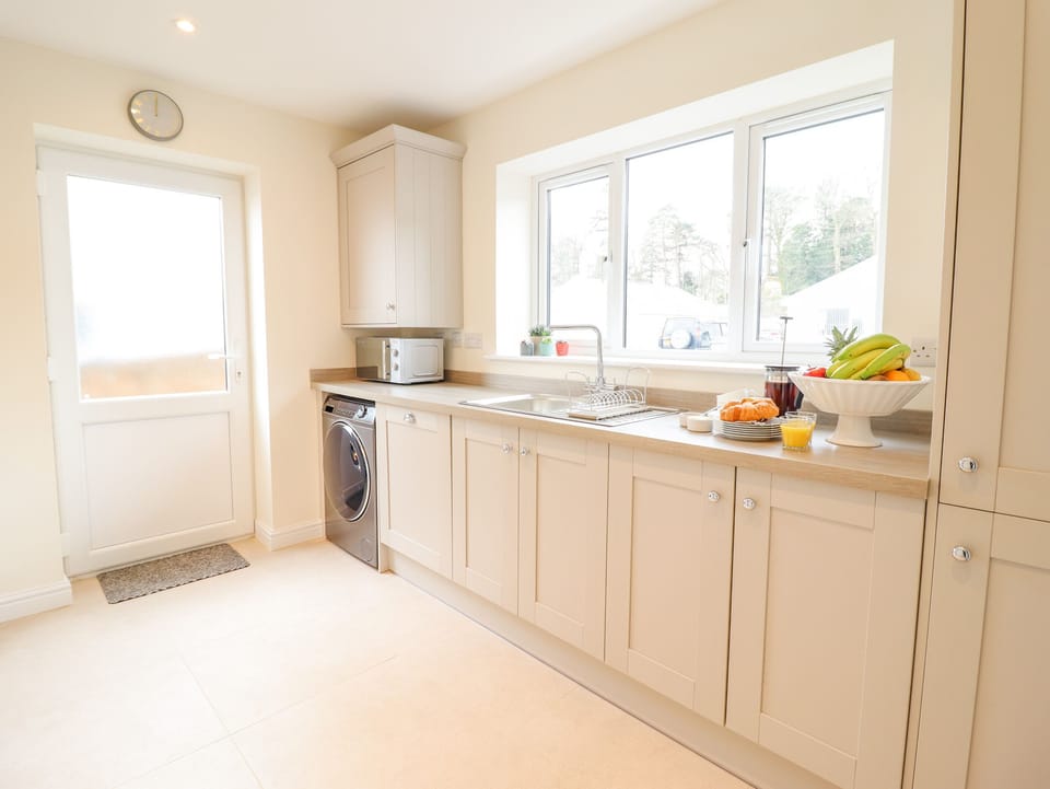 Cottage | Private kitchen | Fridge, microwave, dishwasher, electric kettle