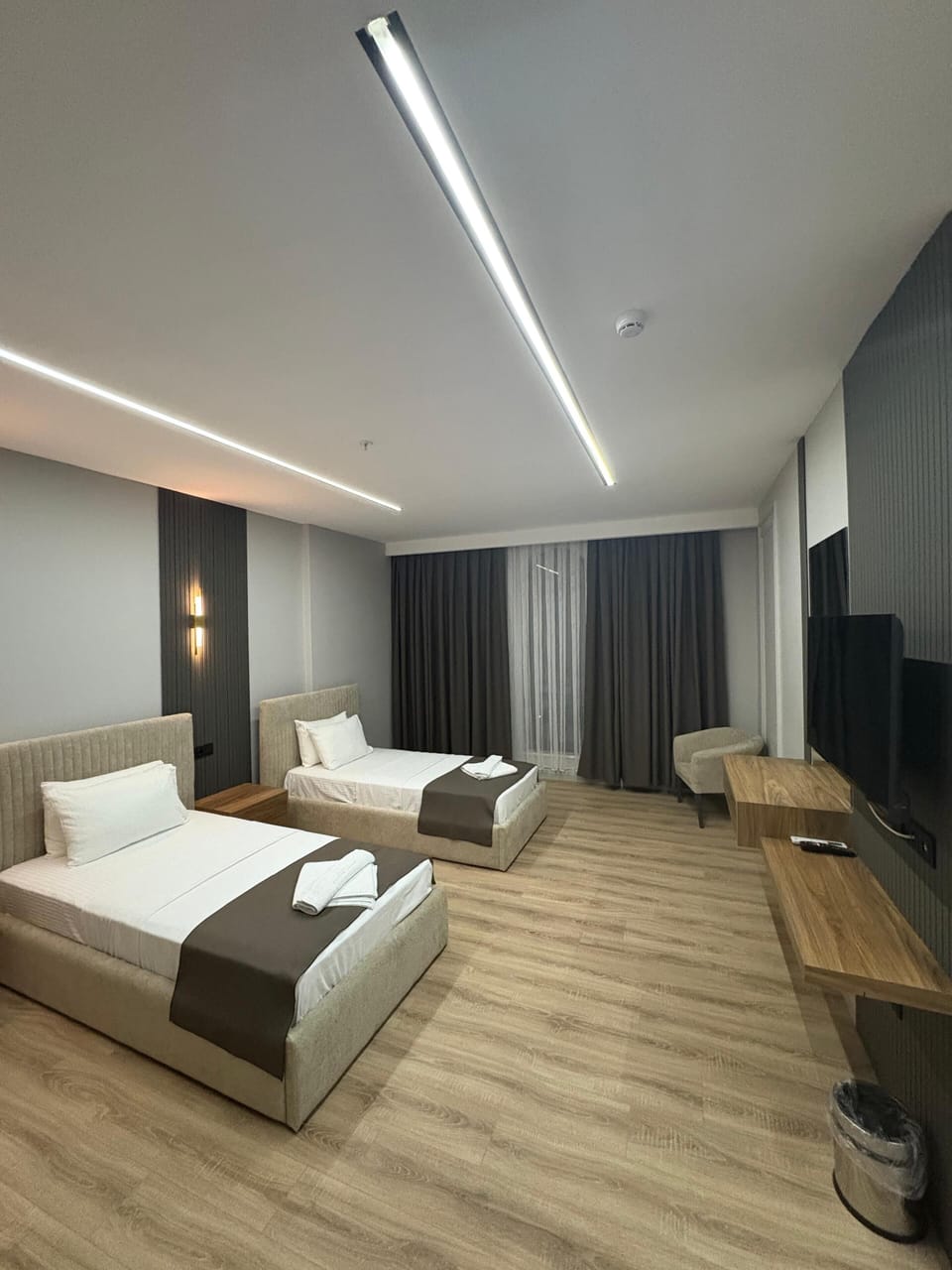 Standard Twin Room, Mountain View | Egyptian cotton sheets, Select Comfort beds, desk, laptop workspace