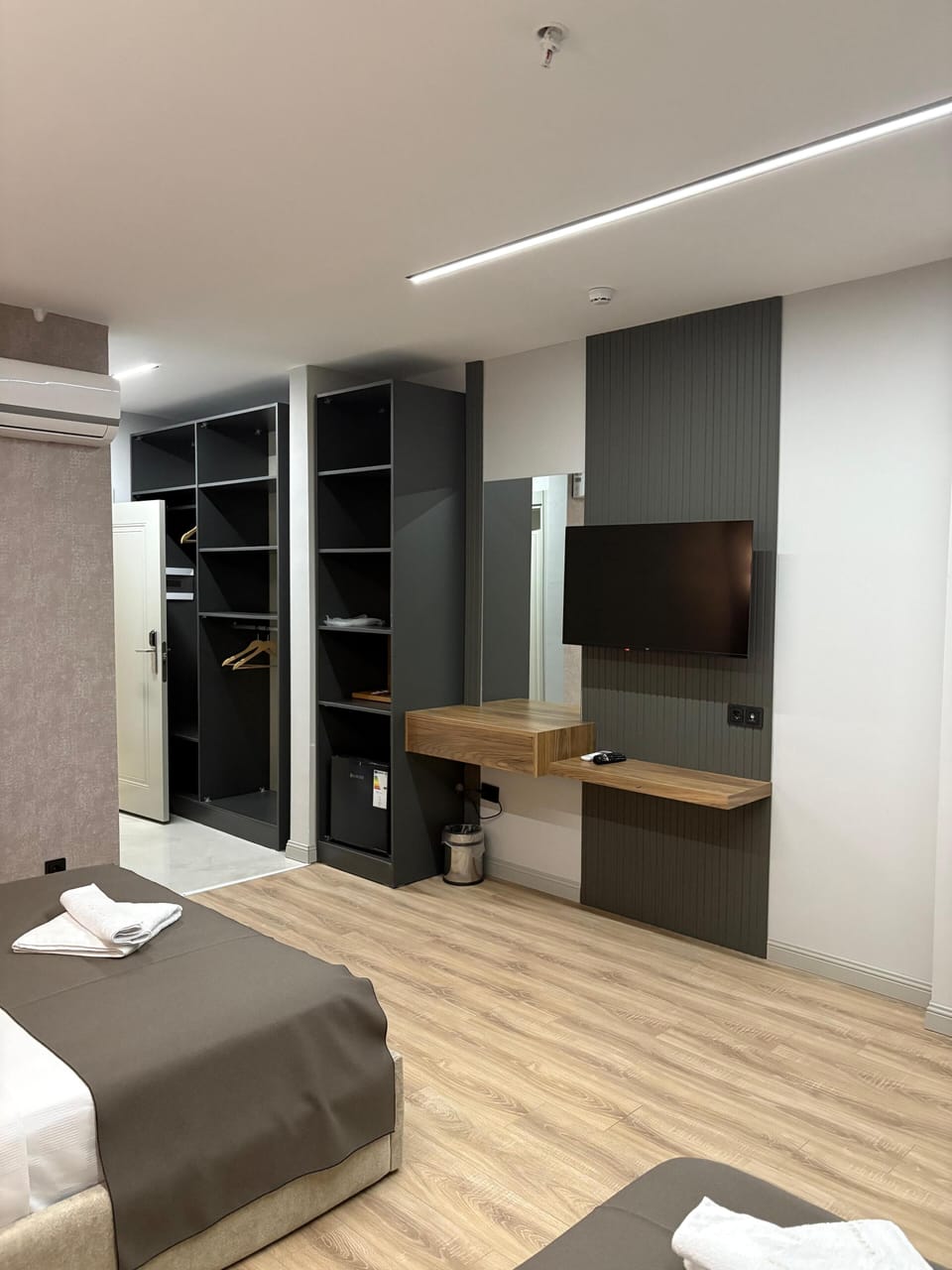 Egyptian cotton sheets, Select Comfort beds, desk, laptop workspace