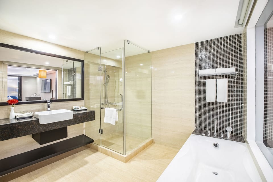 Executive Club Suite (Access to the Club Lounge for guests aged 18 or above) | Bathroom | Designer toiletries, hair dryer, slippers, towels