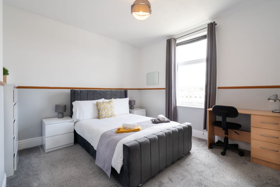 4 bedrooms, desk, laptop workspace, blackout drapes