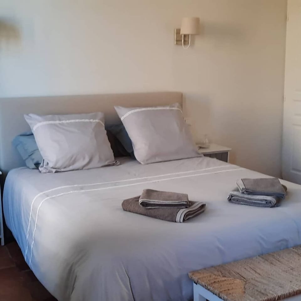 L'instant Présent | Free WiFi, bed sheets