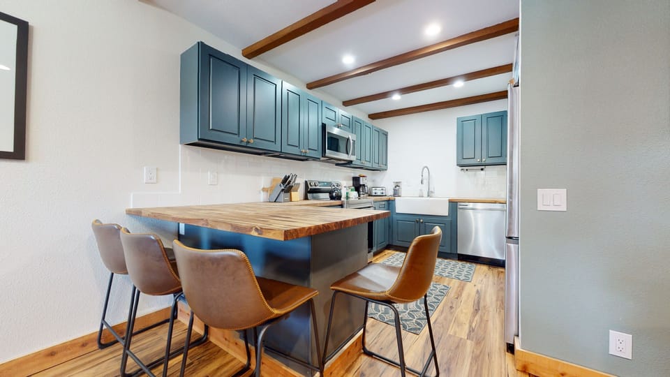 Condo, 3 Bedrooms | Private kitchen | Fridge, oven, coffee/tea maker, toaster