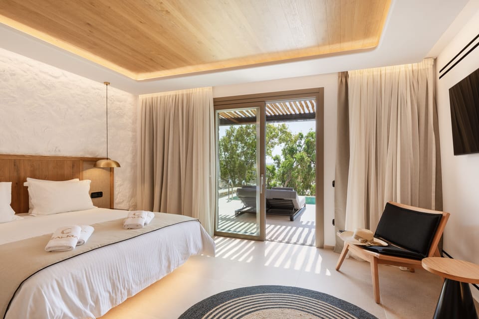 Studio Suite, Private Pool, Sea View | Premium bedding, down comforters, pillowtop beds, minibar