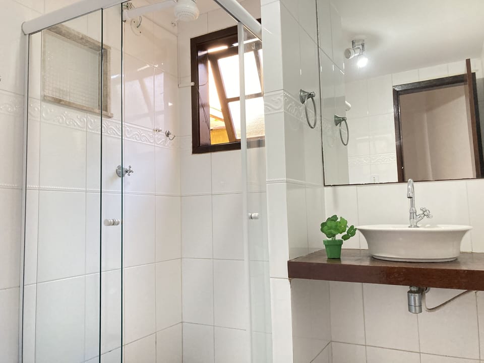 Classic Triple Room | Bathroom | Shower, hair dryer