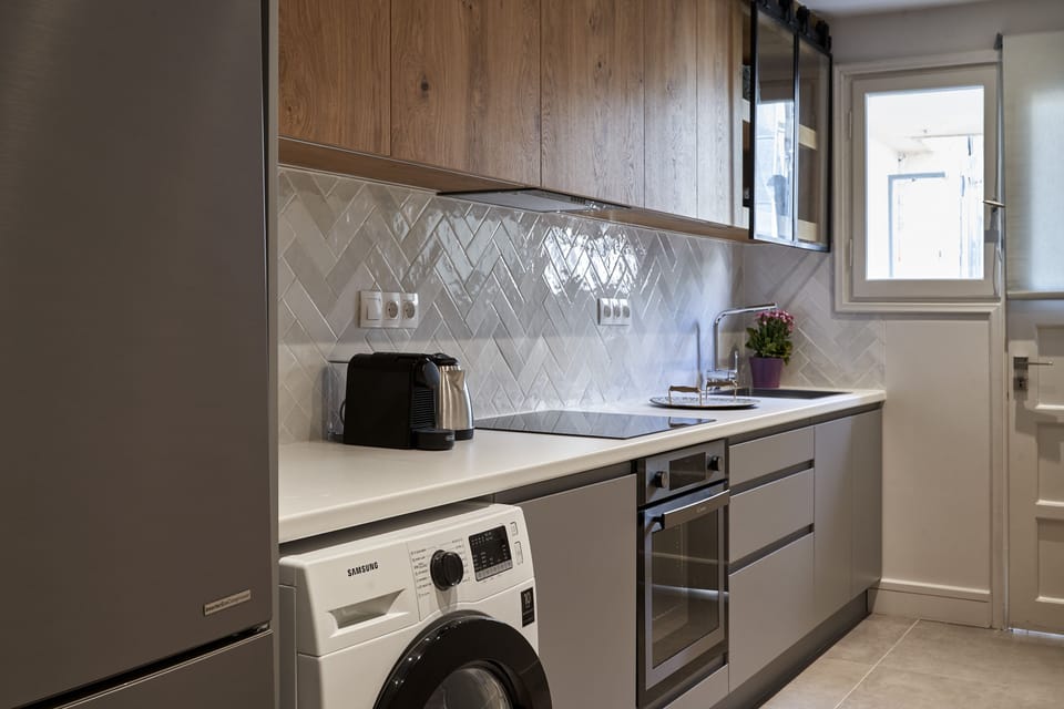 Elite Apartment | Private kitchen | Full-size fridge, oven, electric kettle, toaster