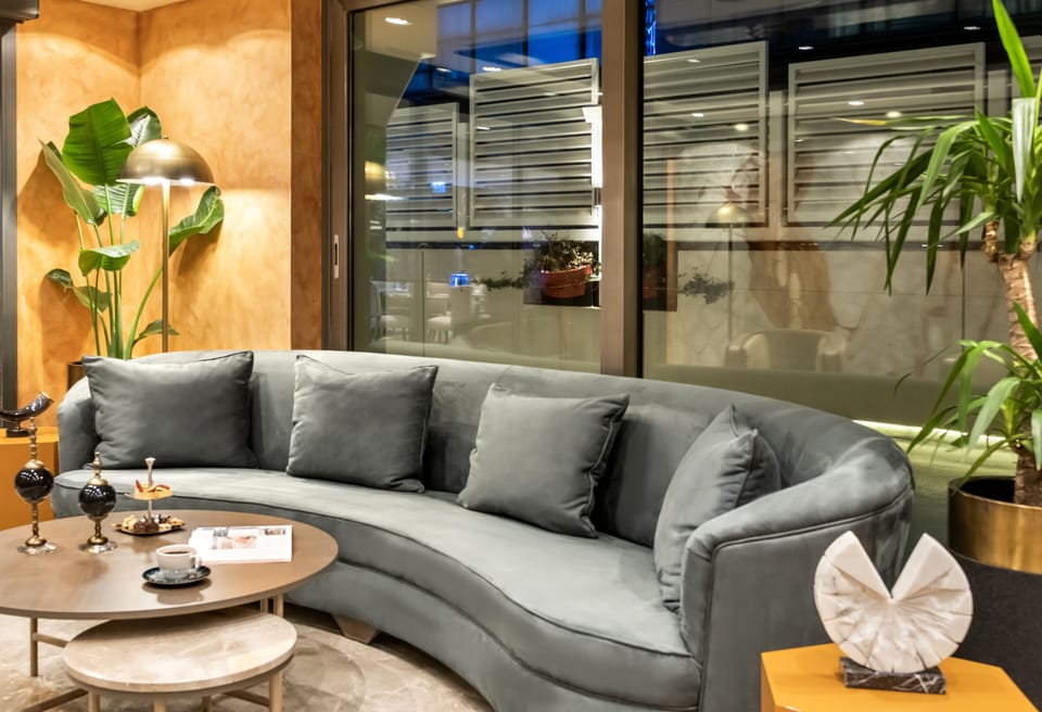 Lobby lounge
