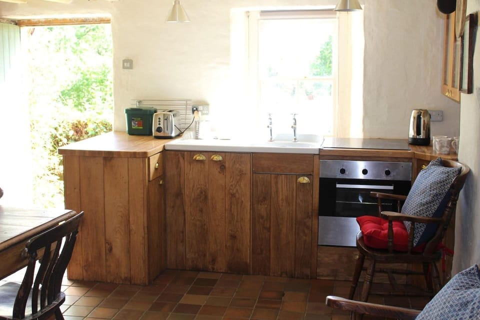 Cottage | Private kitchen | Fridge, microwave, oven, stovetop