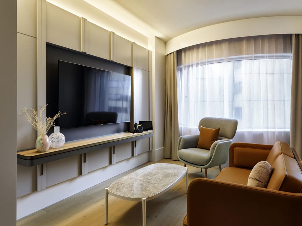 Deluxe Suite (Luxury) | Minibar, in-room safe, desk, blackout drapes