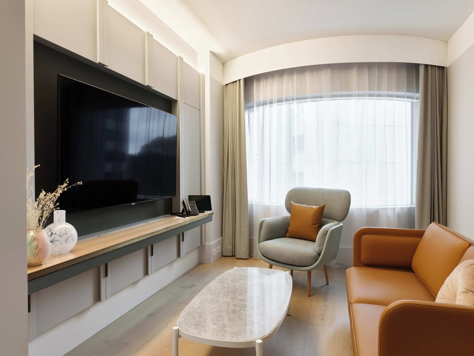 Deluxe Suite (Luxury) | Minibar, in-room safe, desk, blackout drapes